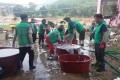 수해복구작업에 구슬땀 흘리는 자원봉사자들